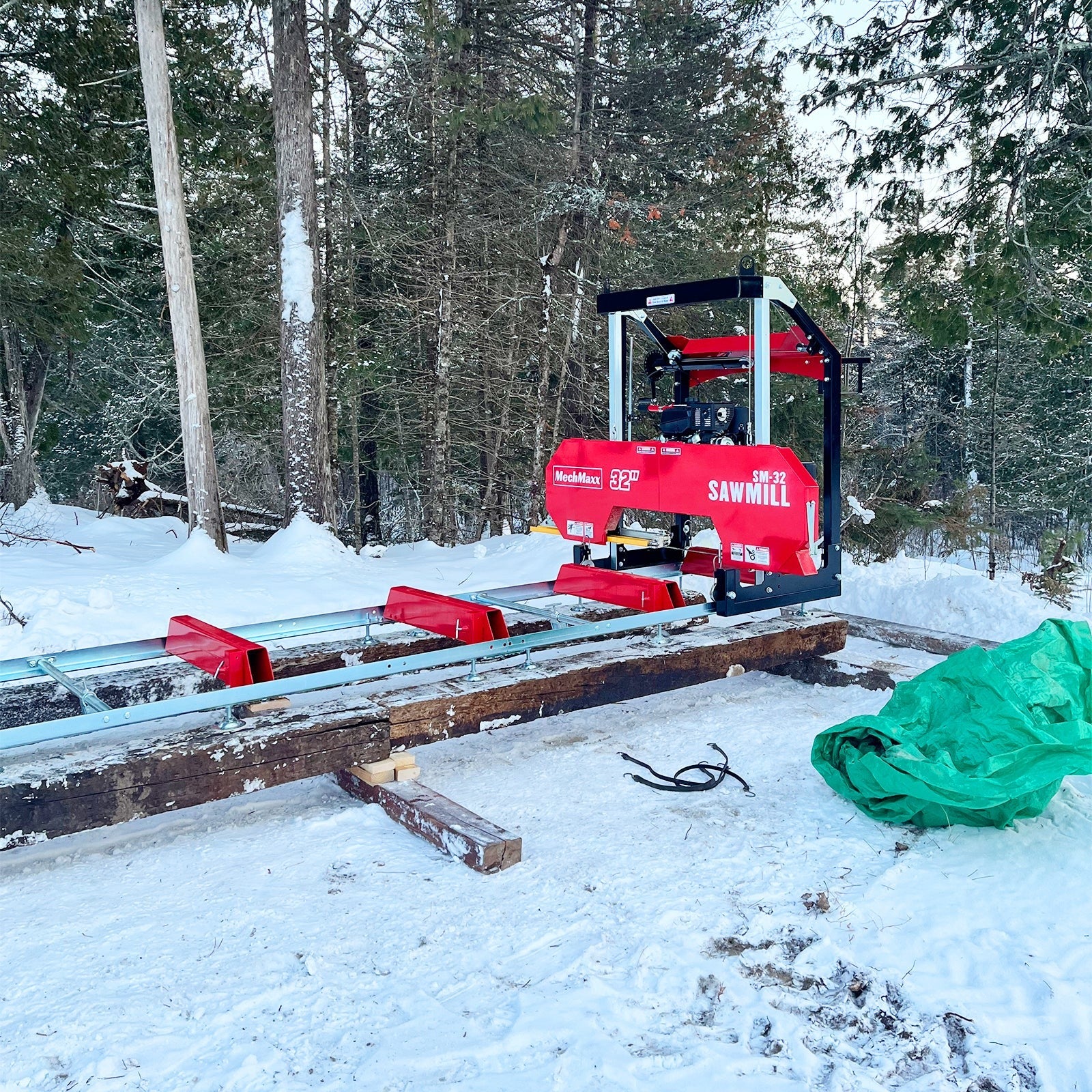 MechMaxx 32" Portable Sawmill with 15HP 459cc Engine, 26.5" Board Width, 20' Track Length with Extension and 5 Blades Included, Model SM-32