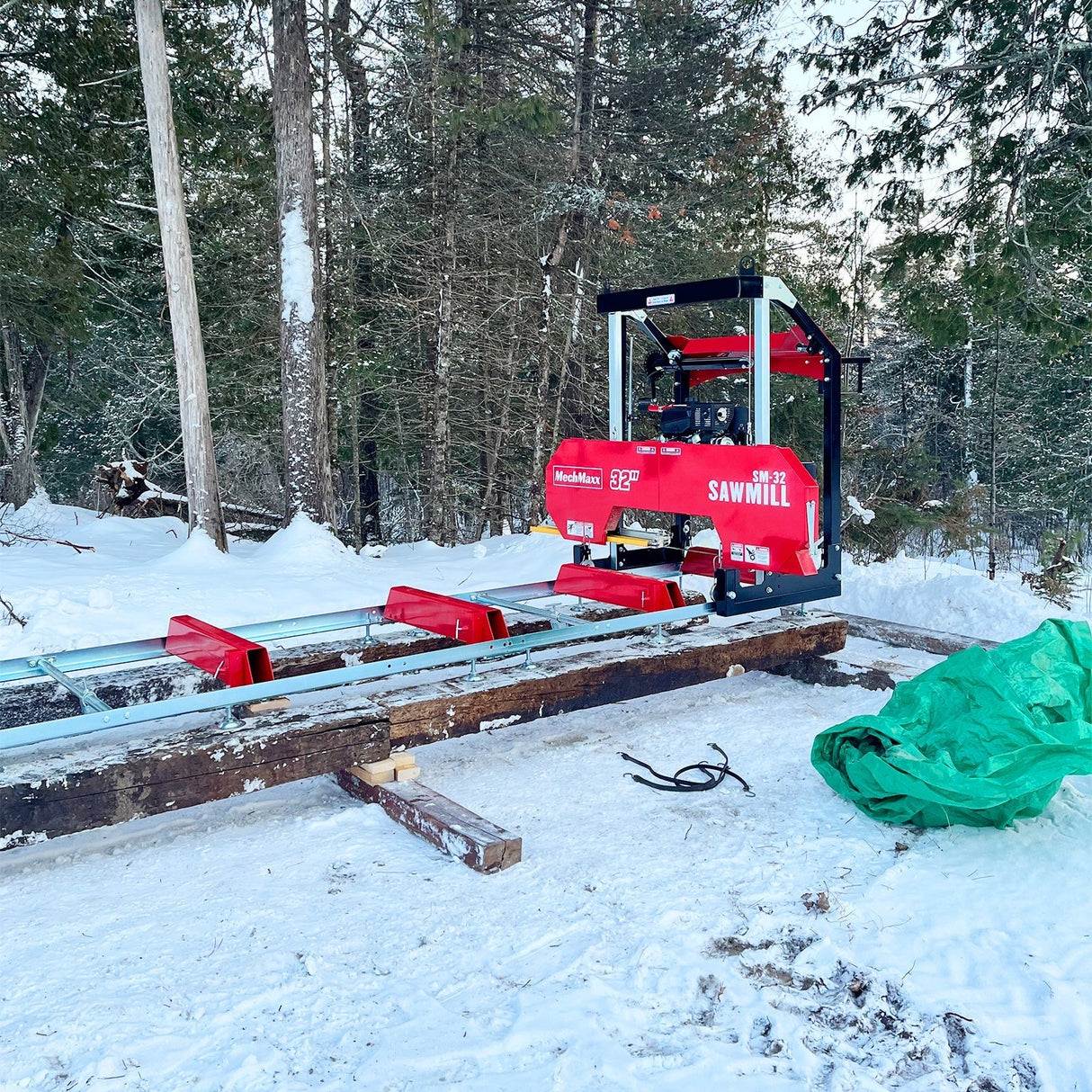 MechMaxx 32" Portable Sawmill with 15HP 459cc Engine, 26.5" Board Width, 20' Track Length with Extension and 5 Blades Included, Model SM-32